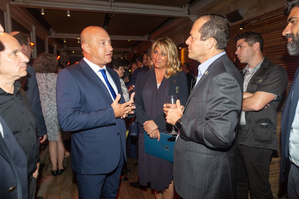 M. Friedman avec l'ancien maire de Jérusalem, M. Nir Barkat.